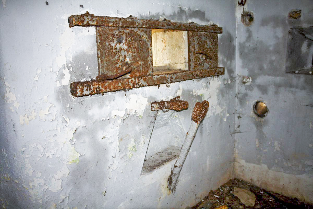 Ligne Maginot - AB36 - (Blockhaus pour canon) - Détail du volet d'embrasure du créneau de mitrailleuse