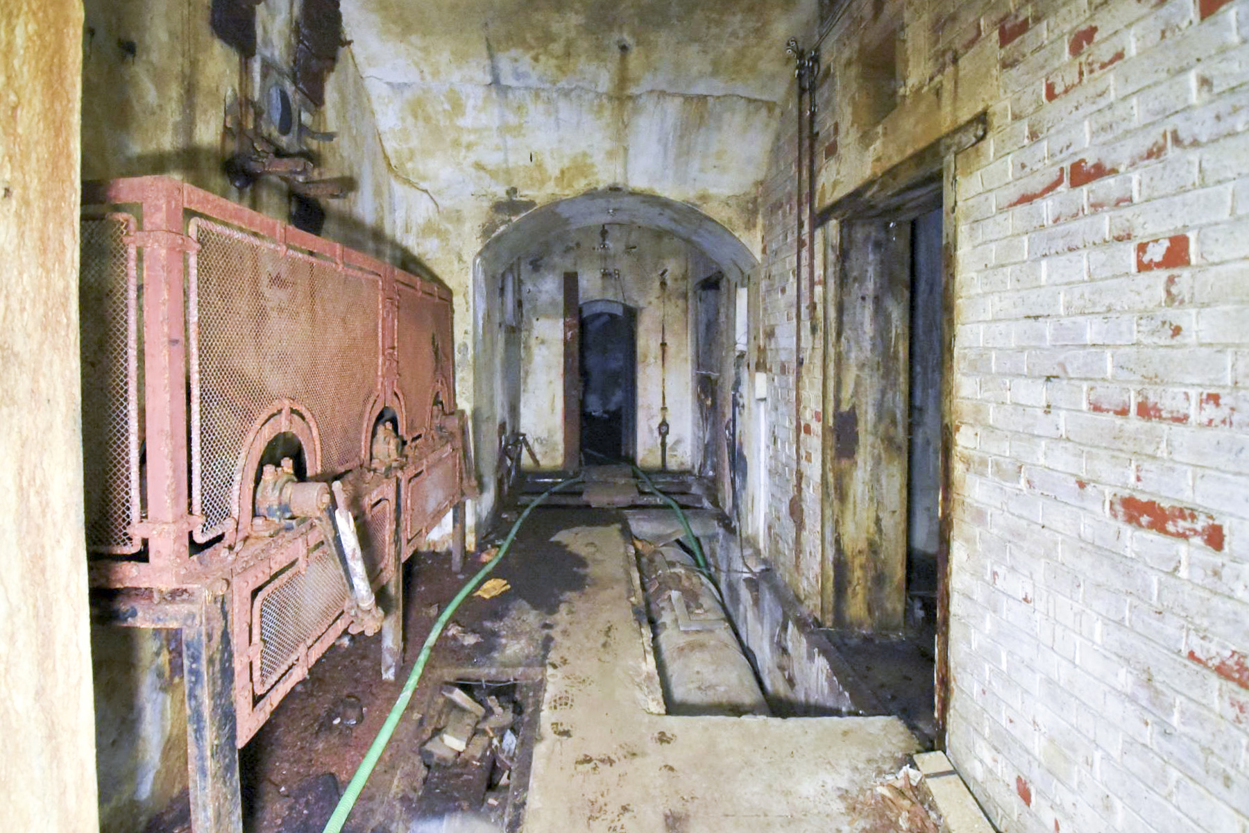 Ligne Maginot - FORT JEANNE D'ARC (3° ARMEE) - (PC de Région Fortifiée) - Batterie droite pour canons de 10 cm