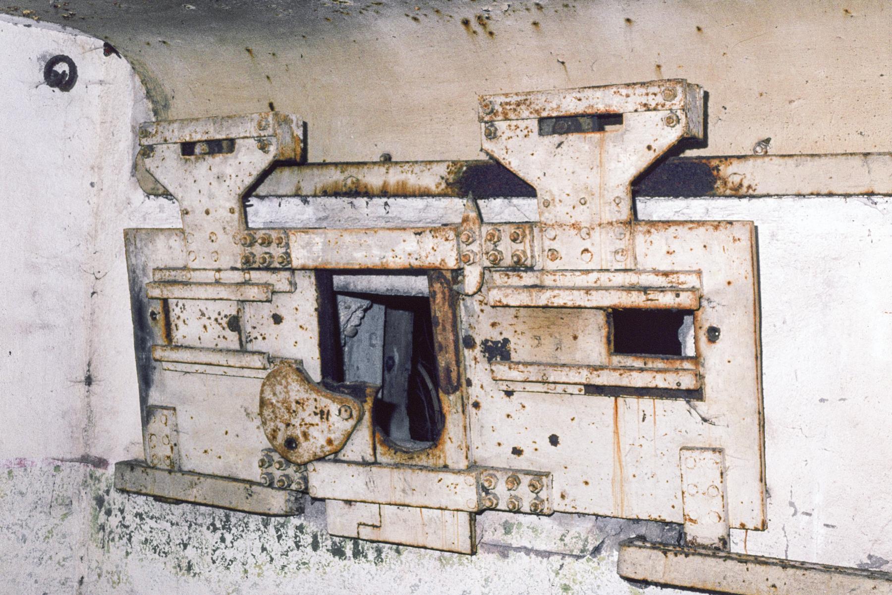 Ligne Maginot - AB36 - (Blockhaus pour canon) - Détail du volet d'embrasure du canon AC