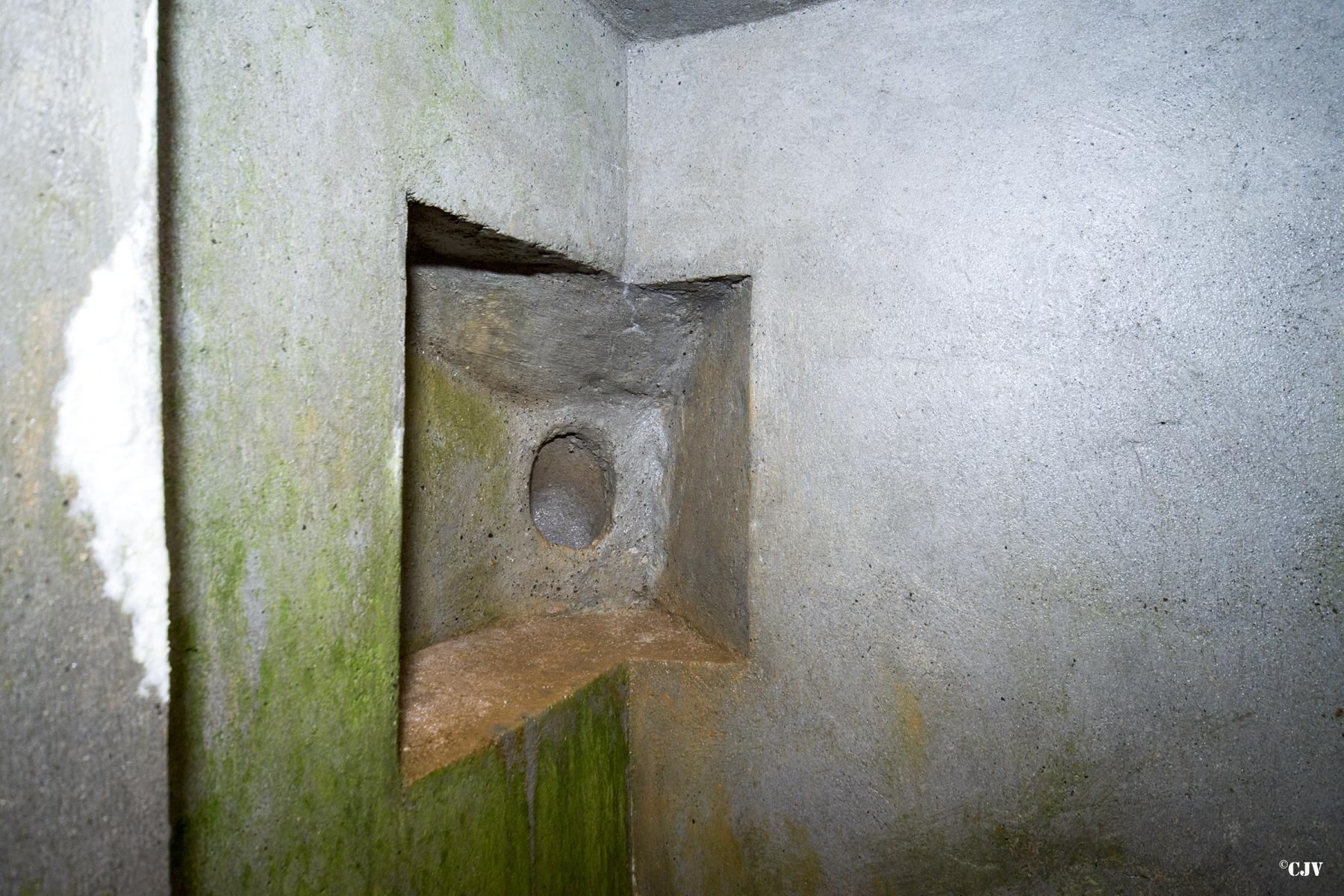 Ligne Maginot - A28 - ROUTE DE L'INSPECTEUR EST - (Blockhaus pour canon) - Goulotte à grenades