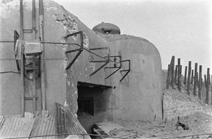 Ligne Maginot - BOIS DE HOFFEN EST - O3 - (Casemate d'infanterie - Simple) - Photo prise après les combats
La façade de la casemate