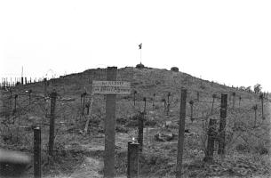 Ligne Maginot - OBERROEDERN NORD - (Casemate d'infanterie - Double) - Photo prise après les combats
La casemate ou flotte toujours le drapeau français et la tombe d'un soldat allemand au premier plan