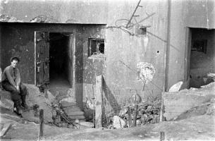 Ligne Maginot - OBERROEDERN NORD - (Casemate d'infanterie - Double) - Photo prise après les combats
L'entrée de la casemate avec le fossé replié par l'explosion d'une bombe