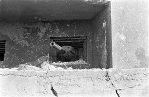 Ligne Maginot - OBERROEDERN NORD - (Casemate d'infanterie - Double) - Photo prise après les combats
Le canon de 47 toujours en place dans son créneau