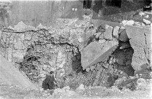 Ligne Maginot - OBERROEDERN NORD - (Casemate d'infanterie - Double) - Photo prise après les combats
La façade percée par l'explosion d'une bombe en avant du fossé