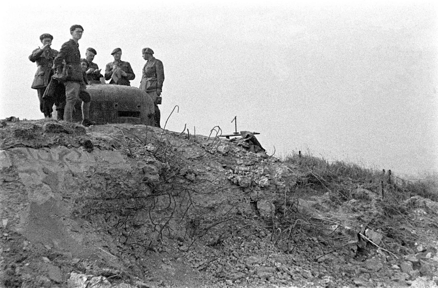 Ligne Maginot - BOIS DE HOFFEN EST - O3 - (Casemate d'infanterie - Simple) - Photo prise après les combats
La cloche VDP et le haut de la dalle