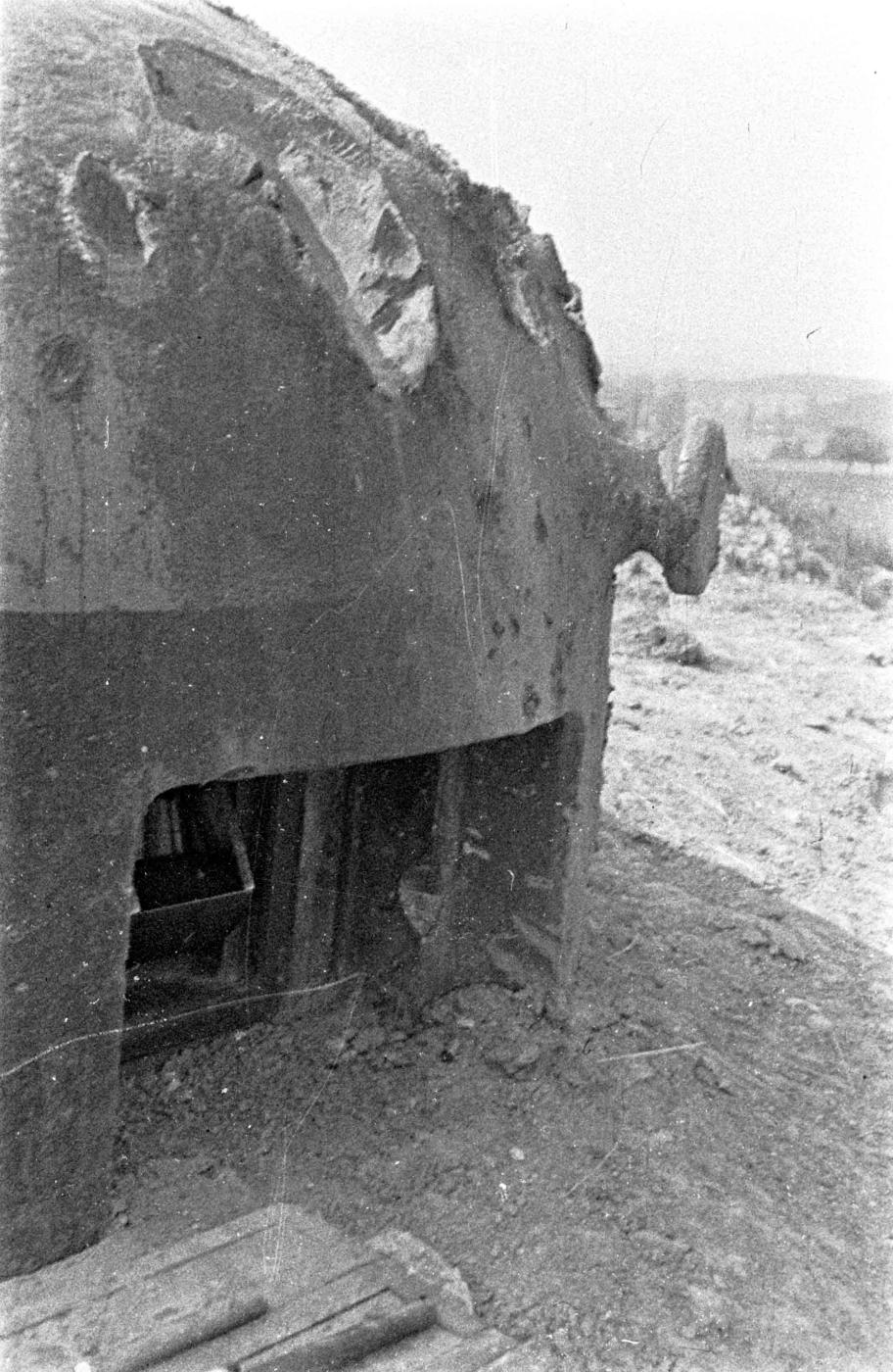 Ligne Maginot - BOIS DE HOFFEN EST - O3 - (Casemate d'infanterie - Simple) - Photo prise après les combats
La cloche GFM