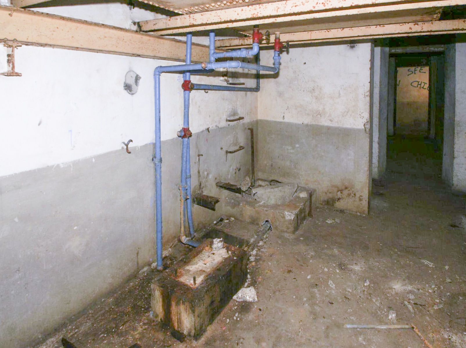 Ligne Maginot - KOENIGSBRUCK - (Abri) - Les socles de la citerne et le puits de la casemate