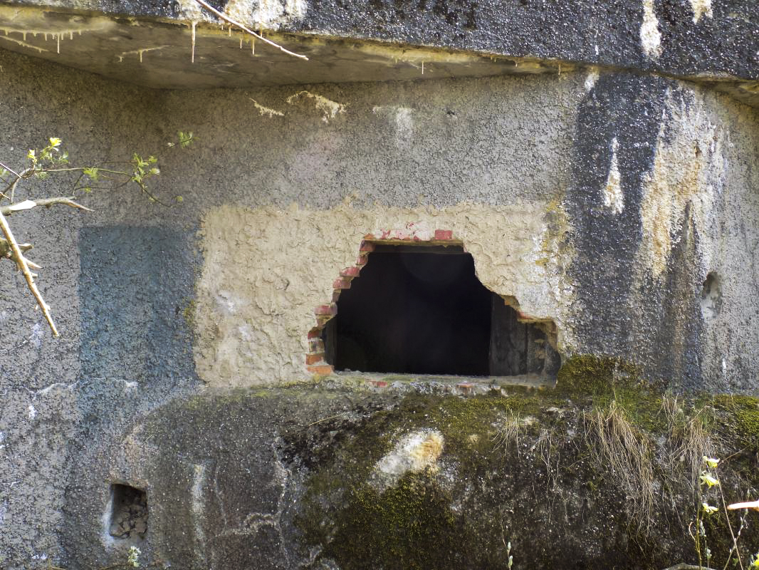 Ligne Maginot - A57 - AVANCÉE DE ROCROI - (Casemate d'infanterie - Double) - Face gauche créneau AC 
Le créneau a été réduit avec les briques comme le créneau pour mitrailleuse  Hotchkiss situé à coté. 
Les briques ont ensuite été cassées en partie pour agrandir le champ de tir.