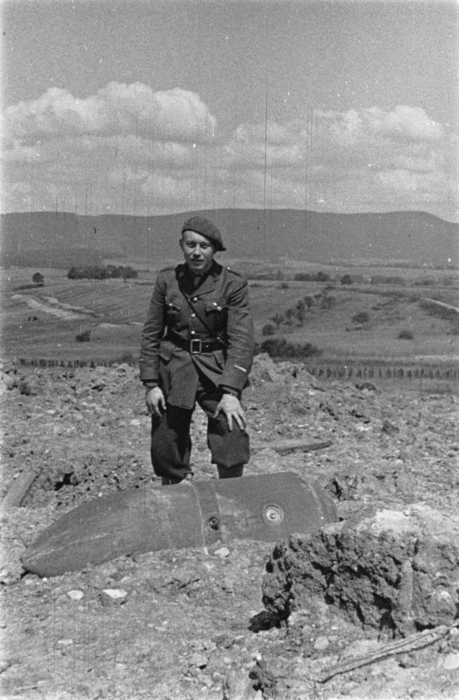 Ligne Maginot - SCHOENENBOURG - (Ouvrage d'artillerie) - Le Lt Haas (Hochwald) à coté de l'un des obus  de 420 non explosés sur les dessus  de l'ouvrage