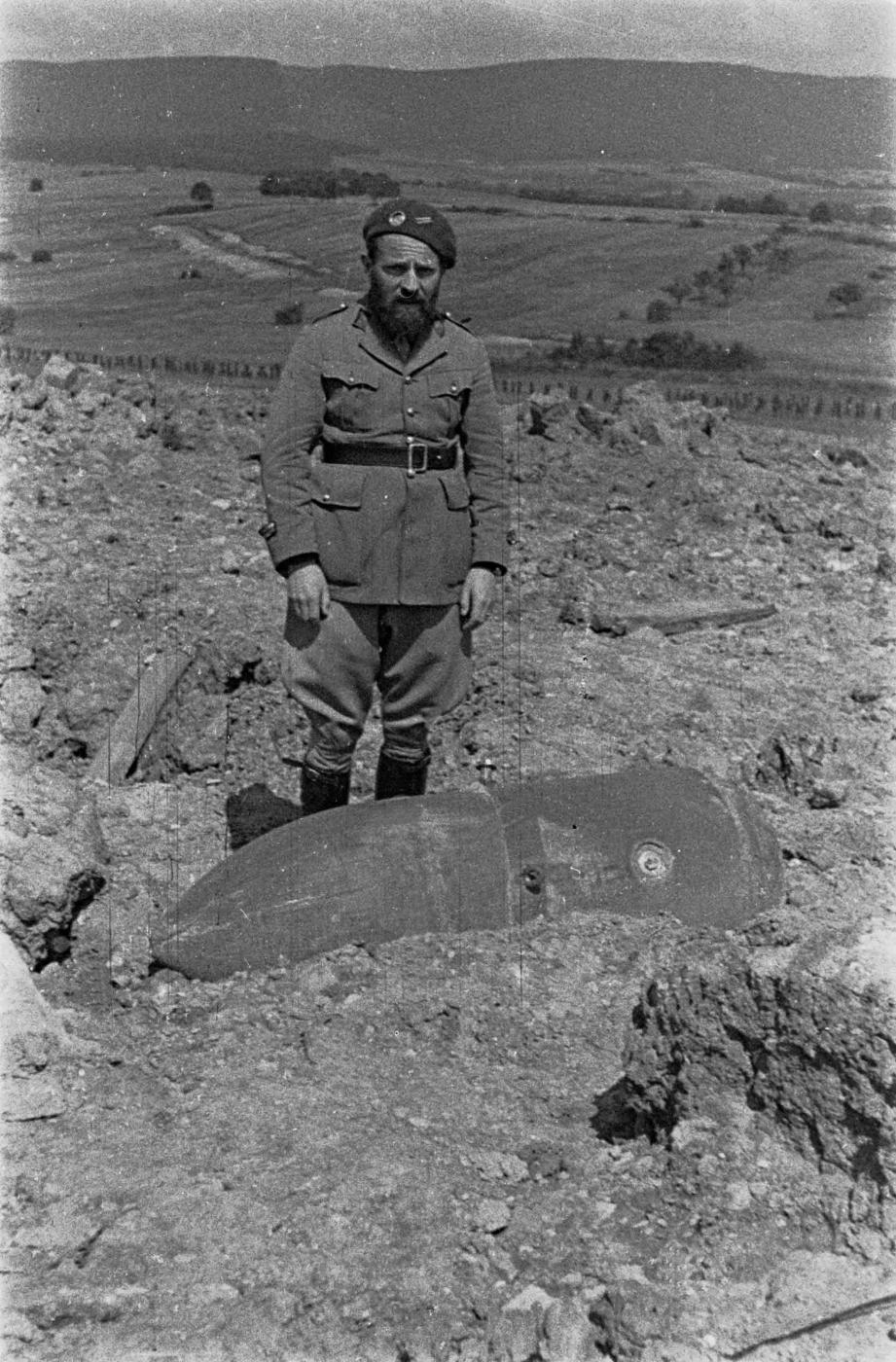 Ligne Maginot - SCHOENENBOURG - (Ouvrage d'artillerie) - Le Lt Simon (Hochwald) à coté de l'un des obus  de 420 non explosés sur les dessus  de l'ouvrage