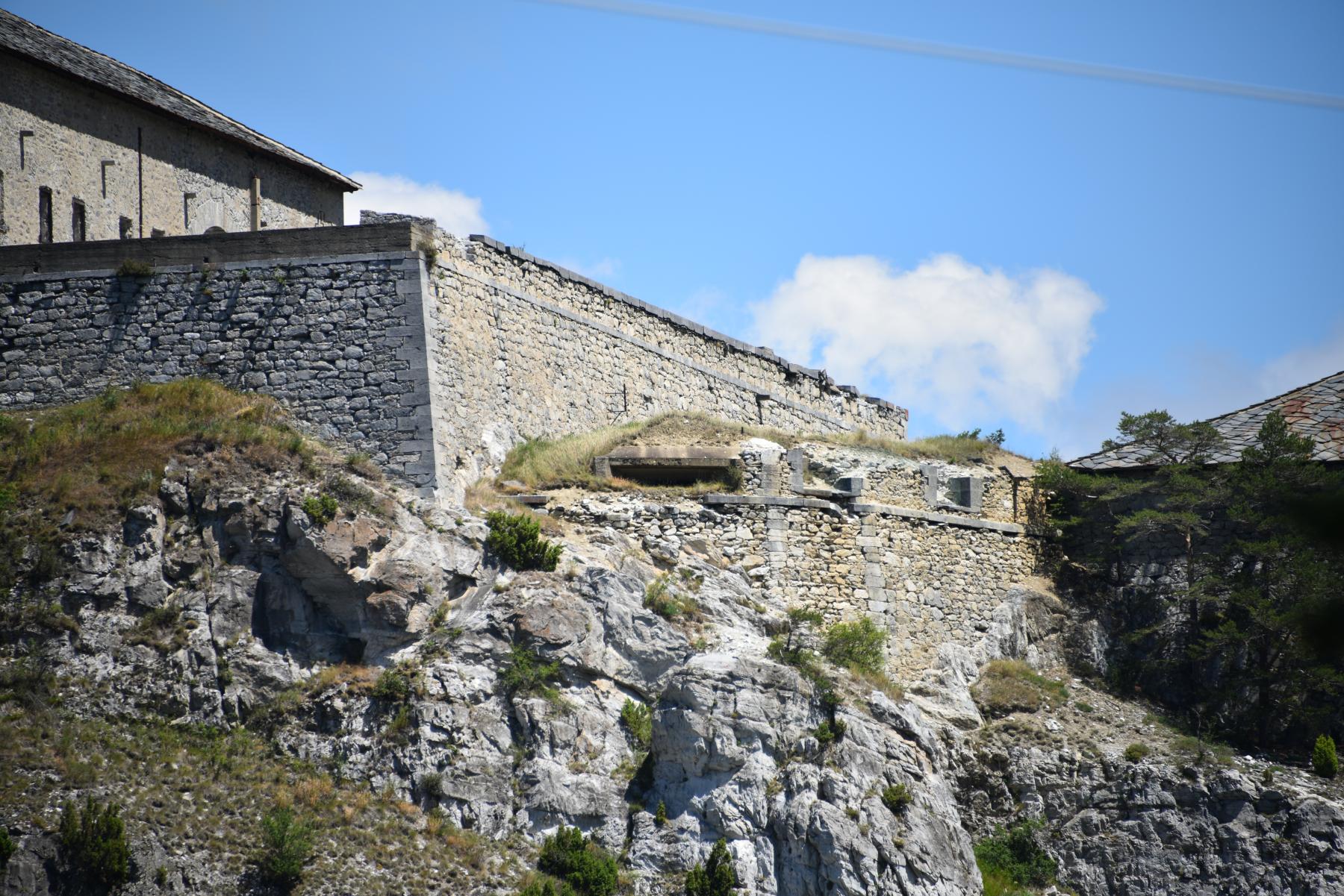 Ligne Maginot - VICTOR-EMMANUEL SUD-OUEST 1 - (Blockhaus pour arme infanterie) - vue générale de l'embrasure (zoom)