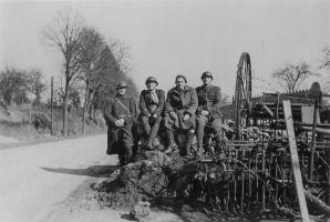 Ligne Maginot - 122 - (Barrage de Route) - Hommes du 167° RIF à proximité de la barrière 122
Sur la photo, l'aspirant Edmond Caspar (1919-2000)