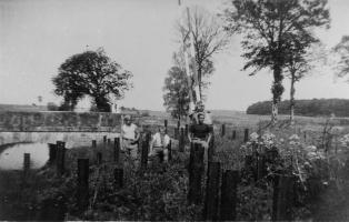 Ligne Maginot - LA BARRIERE - (Barrage de Route) - La sortie du réservoir de Hoste Bas avec le réseau de rail antichars et la barrière de route
Hommes du 174° RMIF