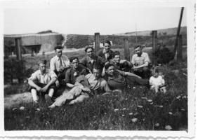 Ligne Maginot - IMMERHOF - A10 - (Ouvrage d'infanterie) - Une partie de l'équipage restée après l'armistice pour nettoyer les abords (déminage) et entretenir l'ouvrage 