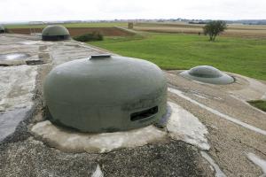 Ligne Maginot - BOIS du FOUR - A5 (Ouvrage d'infanterie) - La cloche VDP de l'ouvrage
La tourelle de mitrailleuses est en contrebas à droite