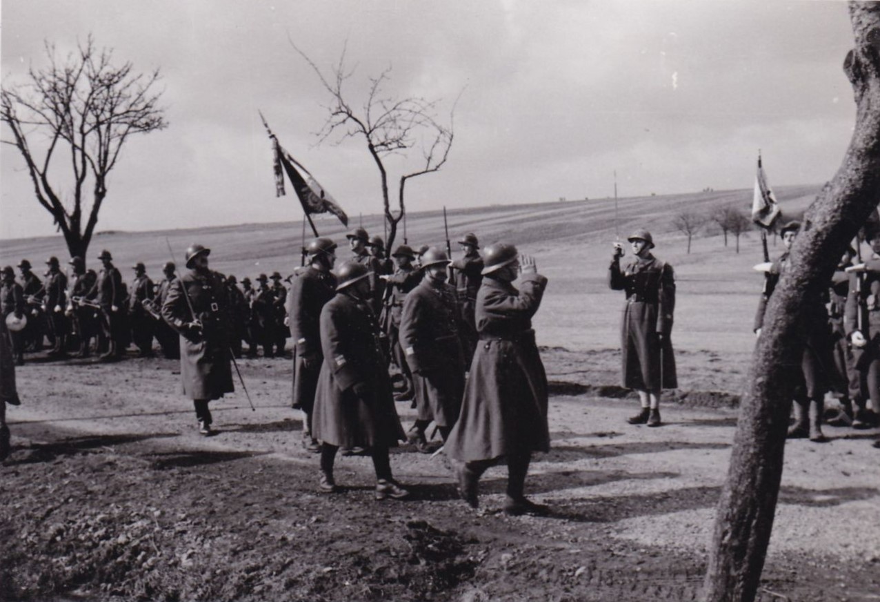 Ligne Maginot - 69° Regiment Mixte d'(Infanterie de Forteresse - Biding, route de Vahl Ebersing  
Le Gal Laure passe en revue le régiment
Le Lt Guilleminault est le porte drapeau