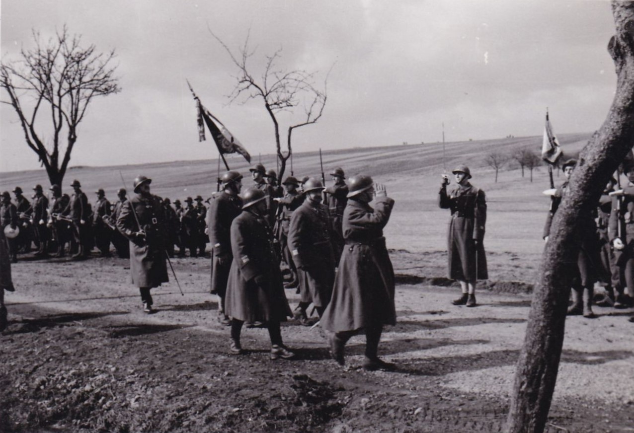 Ligne Maginot - 69° Regiment Mixte d'(Infanterie de Forteresse - Biding, route de Vahl Ebersing  
Le Gal Laure passe en revue le régiment
Le Lt Guilleminault est le porte drapeau