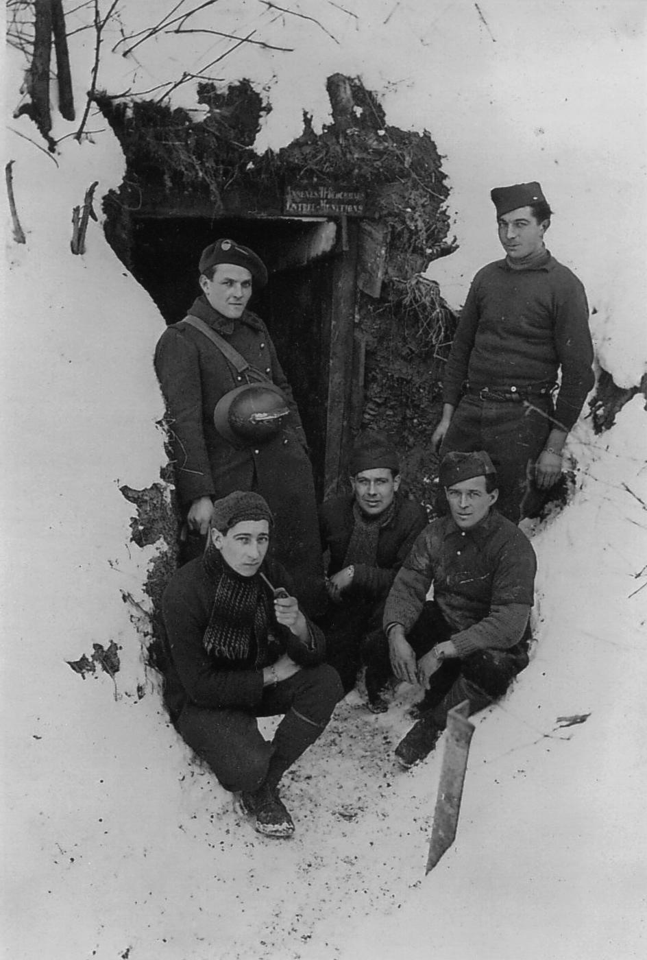 Ligne Maginot - CEFV 1 du 167° RIF - Abri pour munitions des mortiers de la CEFV 1 du 167° RIF dans le secteur Galgenberg - Sentzich
Noter la dénomination choisie pour cet abri 
Sur la photo l'aspirant Edmond Caspar 