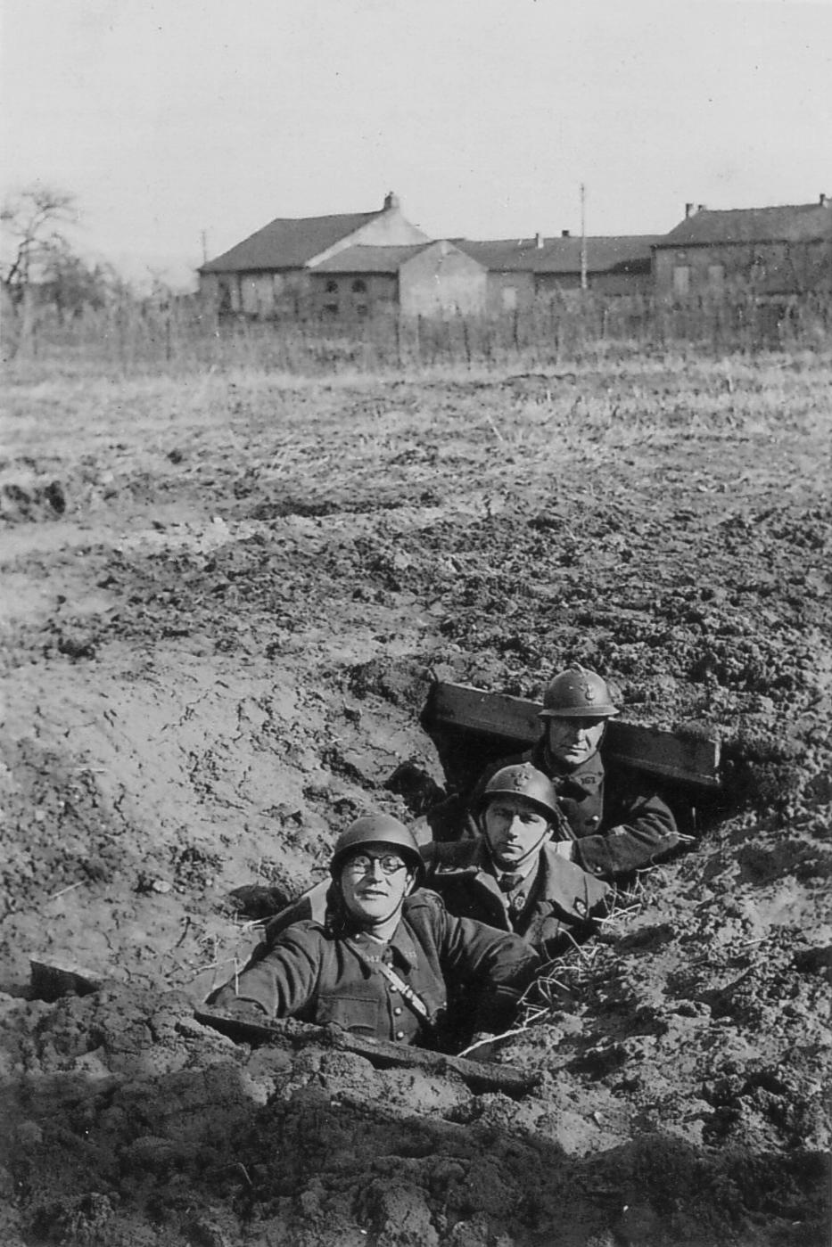 Ligne Maginot - CEFV 1 du 167° RIF - Hommes de la CEFV 1 du 167° RIF  dans leur trou pour VB derrière le village de Sentzich