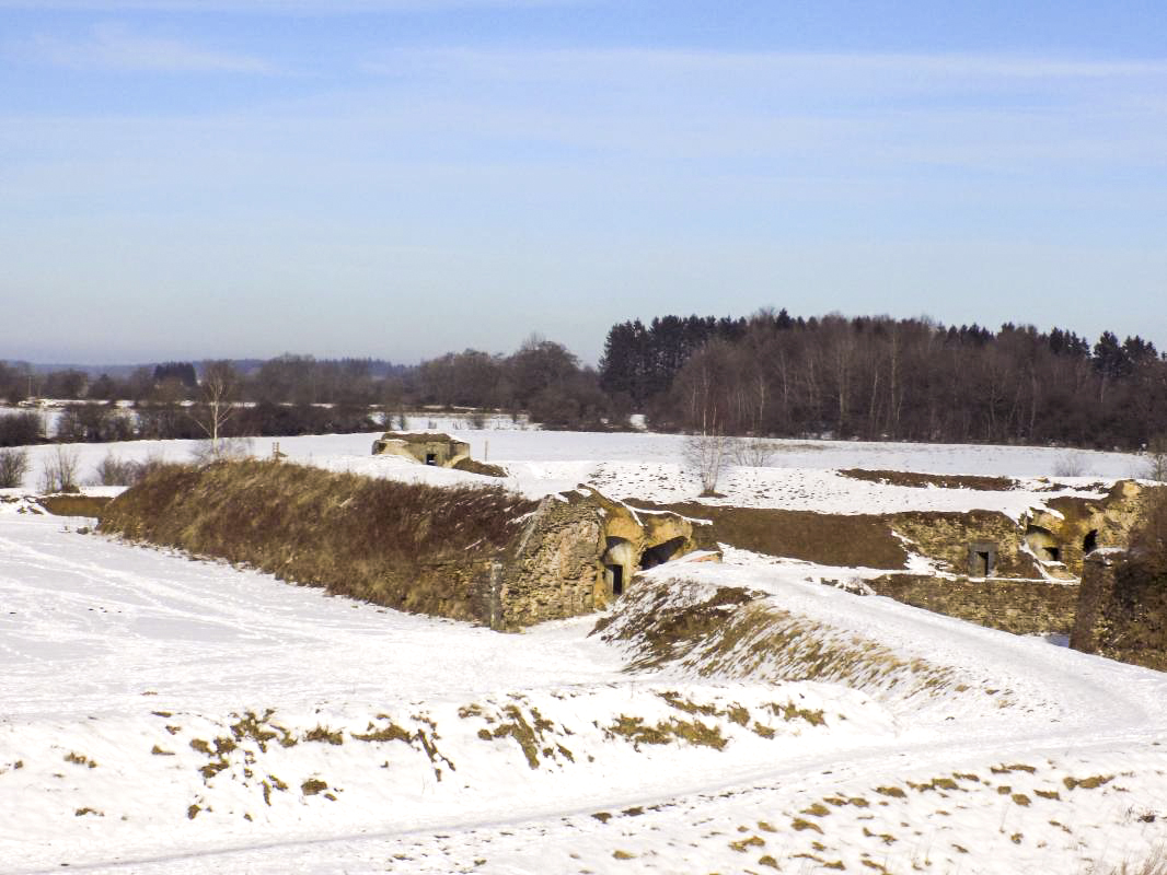 Ligne Maginot - BA82 - ROCROI OUEST 2 - (Blockhaus pour arme infanterie) - Pris de l'est, remparts de Rocroi