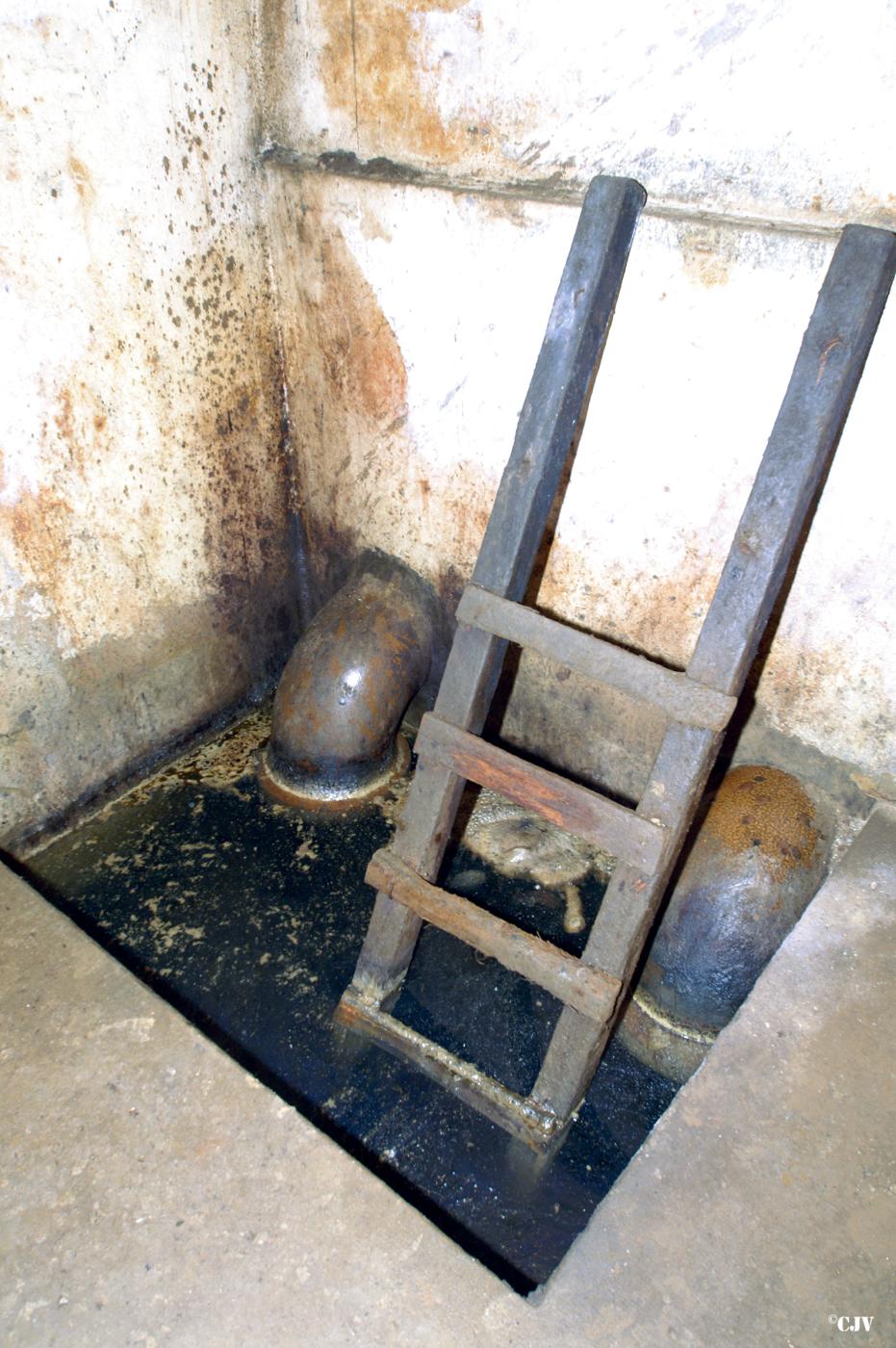 Ligne Maginot - BREHAIN - A6 - (Ouvrage d'artillerie) - L'égout visitable
Le siphon en bout de la galerie. Ce dispositif était destiné permettre le maintien de la surpression dans l'ouvrage en évitant les fuites d'air par l'égout.