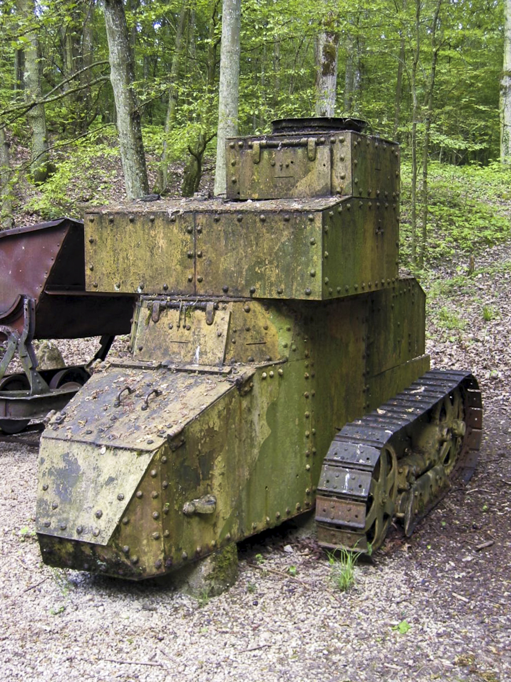 Ligne Maginot - CB317B - BROMMELSBERG - (Observatoire d'infanterie) - Le char FT-17 dorénavant exposé devant l'abri de Zeiterholz. 
Enterré, seule la tourelle dépassait du sol.