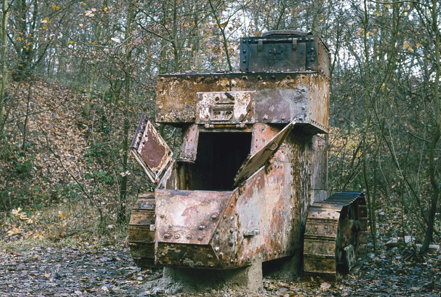 Ligne Maginot - CB317B - BROMMELSBERG - (Observatoire d'infanterie) - Le char exposé près de l'abri de Zeiterholz