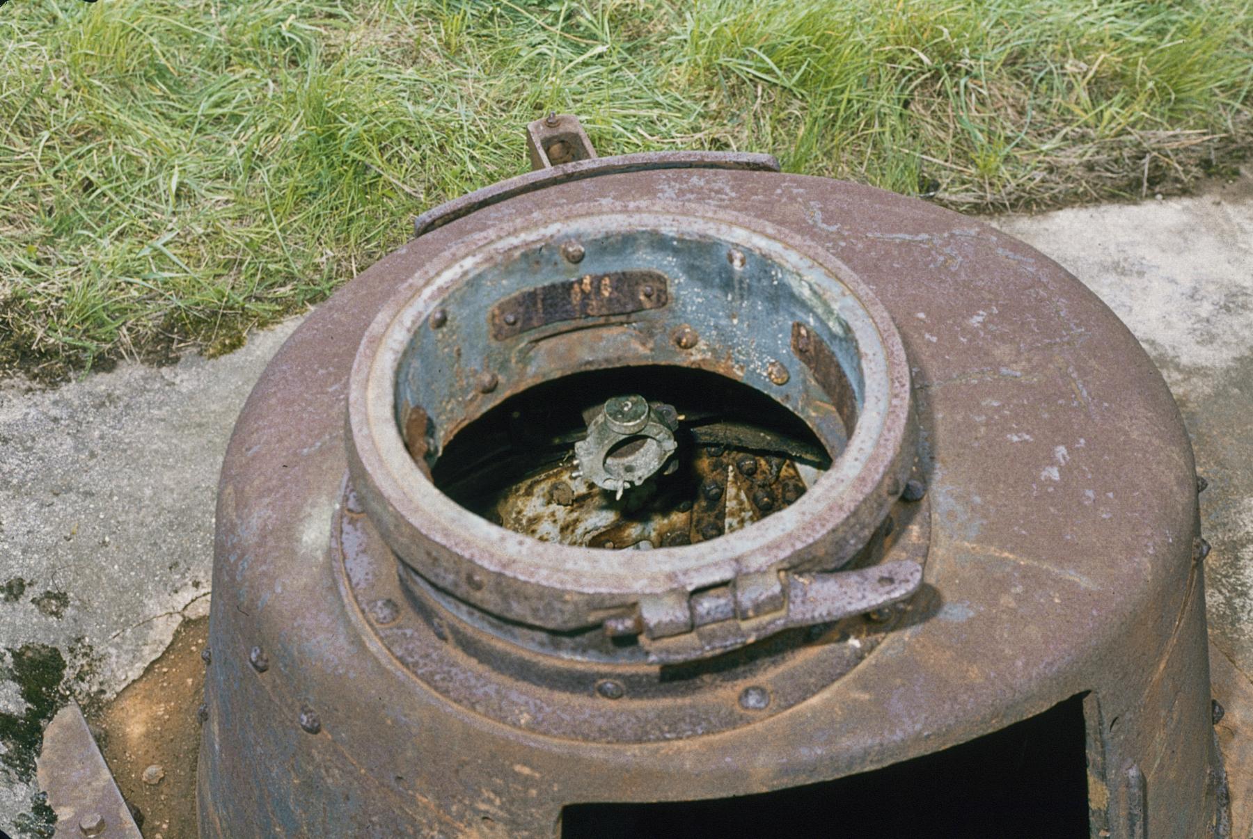 Ligne Maginot - NONNENWALD 4 - (Blockhaus pour arme infanterie) - Vue de la tourelle avec le support pour la lunette de visée