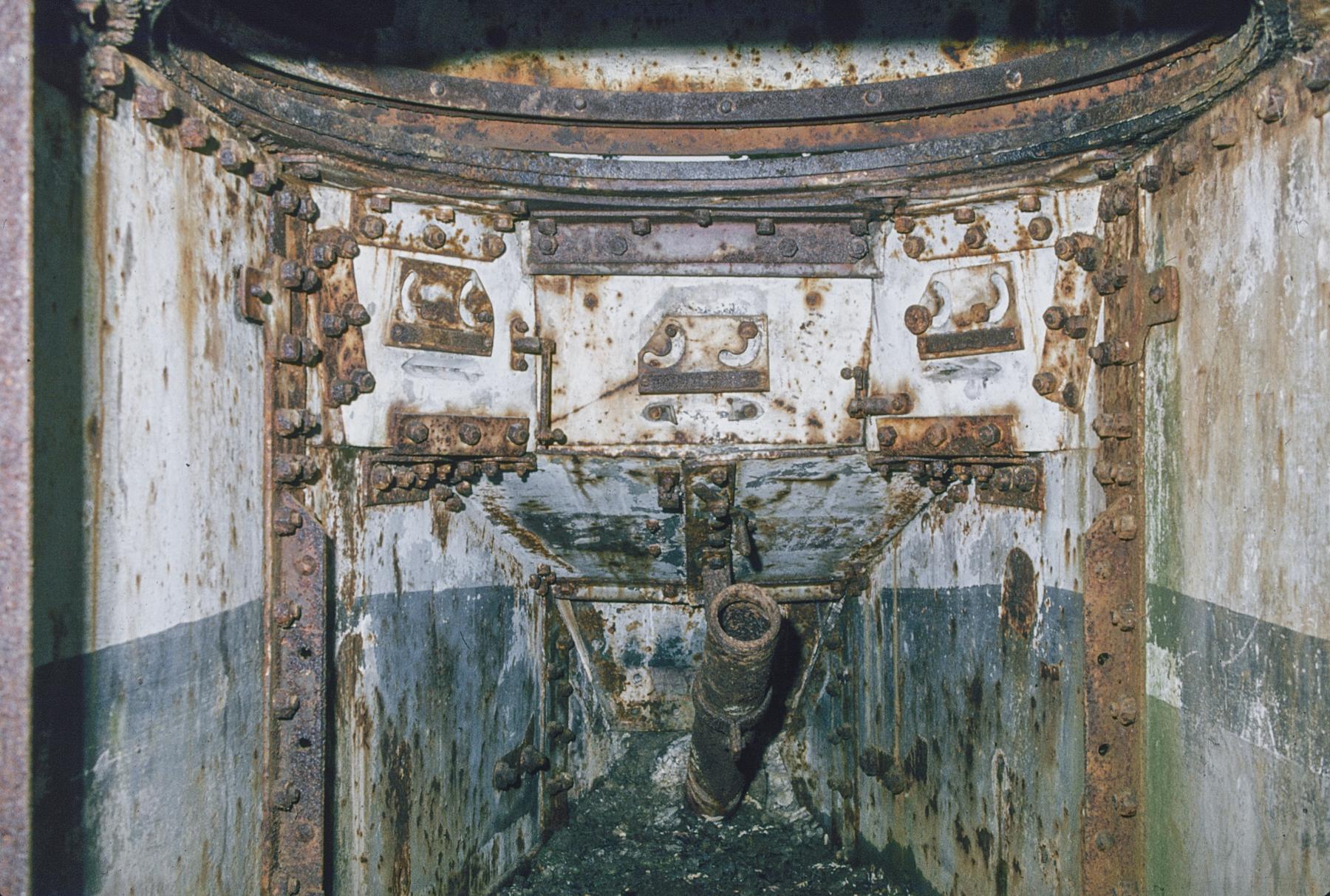 Ligne Maginot - NONNENWALD 4 - (Blockhaus pour arme infanterie) - L’intérieur de la carcasse du char FT
