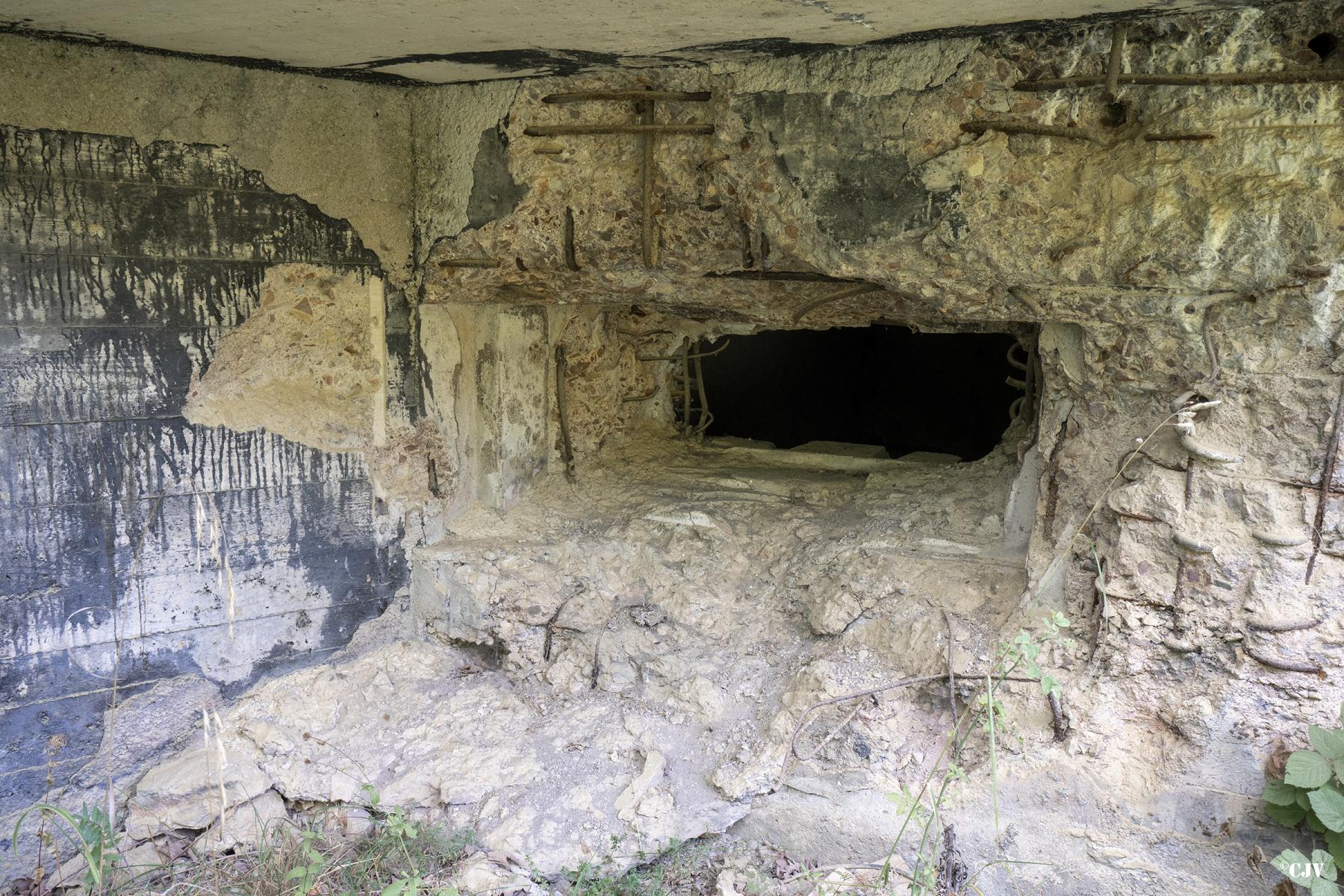 Ligne Maginot - B7 - MEIX-VANNOT - (Blockhaus pour canon) - Le créneaux gauche