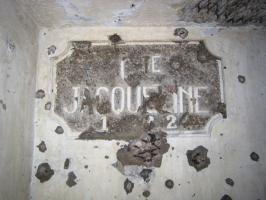 Ligne Maginot - BOIS DE BEUVEILLE - C2 (JACQUELINE) - (Casemate d'infanterie - Simple) - Cartouche 'Jacqueline' dans l'entrée
