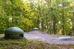 Ligne Maginot - BOUSSE - A24 - (Ouvrage d'infanterie) - Dessus du bloc entrée.
De gauche à droite : cloche factice, cloche GFM, cloche LG