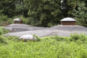 Ligne Maginot - BOUSSE - A24 - (Ouvrage d'infanterie) - Bloc 3
Vue générale avec les deux cloches GFM et la tourelle mitrailleuse en position de tir