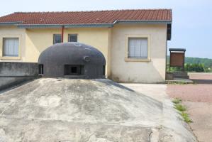 Ligne Maginot - ISING - X28 (QUARTIER FERANGE EBERSVILLER - I/164° RIF) - (Abri) - Les deux cloches GFM sont en place. l'autre est encore utilisée afin de passer au besoin un tuyau d'arrosage pour divers besoins, en raison de la présence du stade de football de la commune,situé à proximité immédiate de l'abri.