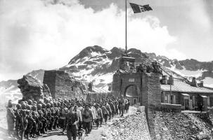 Ligne Maginot - REDOUTE RUINEE - (Ouvrage d'infanterie) - L'avant poste le 02 juillet 1940
Le reste de la troupe quitte l'avant poste en colonne derrière le SLt Dessertaux pendant que les italiens leur rendent les honneurs.