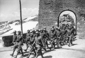 Ligne Maginot - REDOUTE RUINEE - (Ouvrage d'infanterie) - L'avant poste le 02 juillet 1940
L'entrée des troupes italiennes