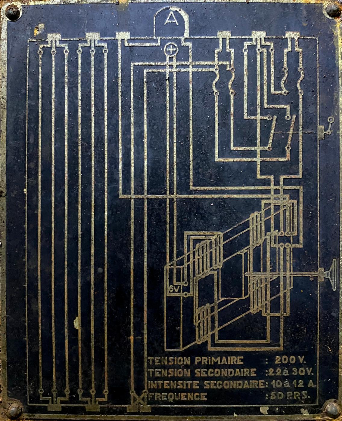 Ligne Maginot - BOUSSE - A24 - (Ouvrage d'infanterie) - Bloc 2
Le boitier d'alimentation du projecteur blindé 
Plan électrique