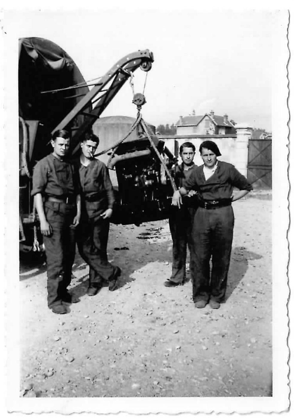 Ligne Maginot - 164° Régiment d'Artillerie de Position (164° RAP) - Section automobile (atelier)
A gauche le maitre ouvrier Malhiere