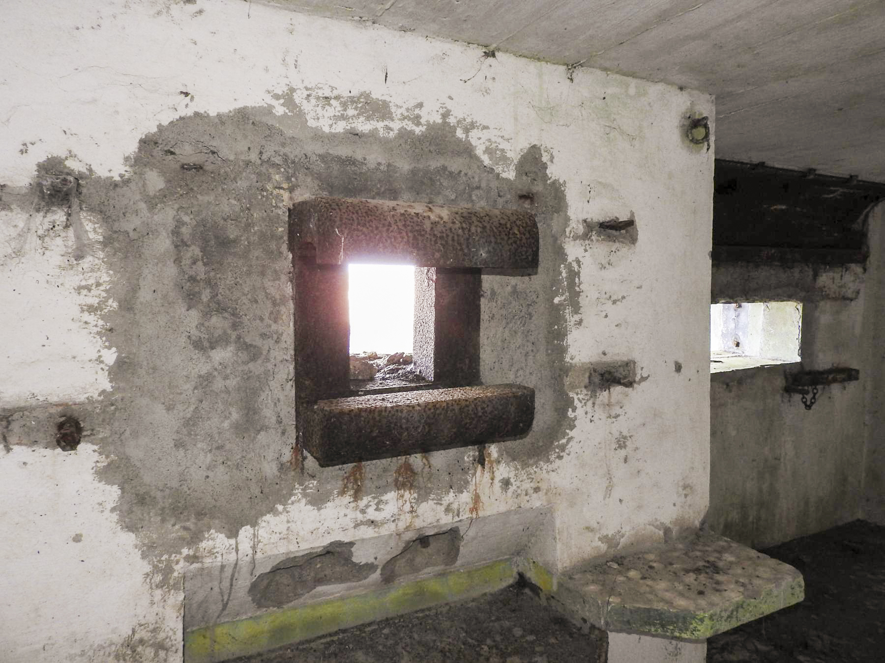 Ligne Maginot - AB35 - (Blockhaus pour canon) - Le créneau de la mitrailleuse.