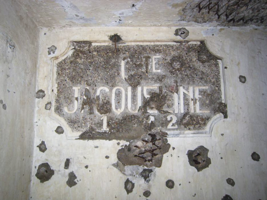 Ligne Maginot - BOIS DE BEUVEILLE - C2 (JACQUELINE) - (Casemate d'infanterie - Simple) - Cartouche 'Jacqueline' dans l'entrée