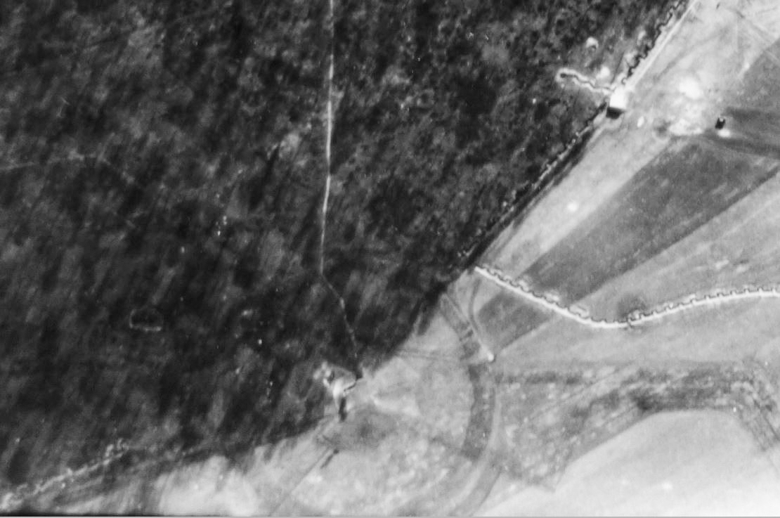 Ligne Maginot - BOIS DE BEUVEILLE - C2 - (Casemate d'infanterie) - Entourée de son réseau circulaire, la casemate est bien visible en bas au centre de la photo.
Le bloc Db318 est visible en haut à droite.

Vue aérienne prise lors d'une mission du 9 mars 1940 à 15h30 depuis une altitude de 2000 m.