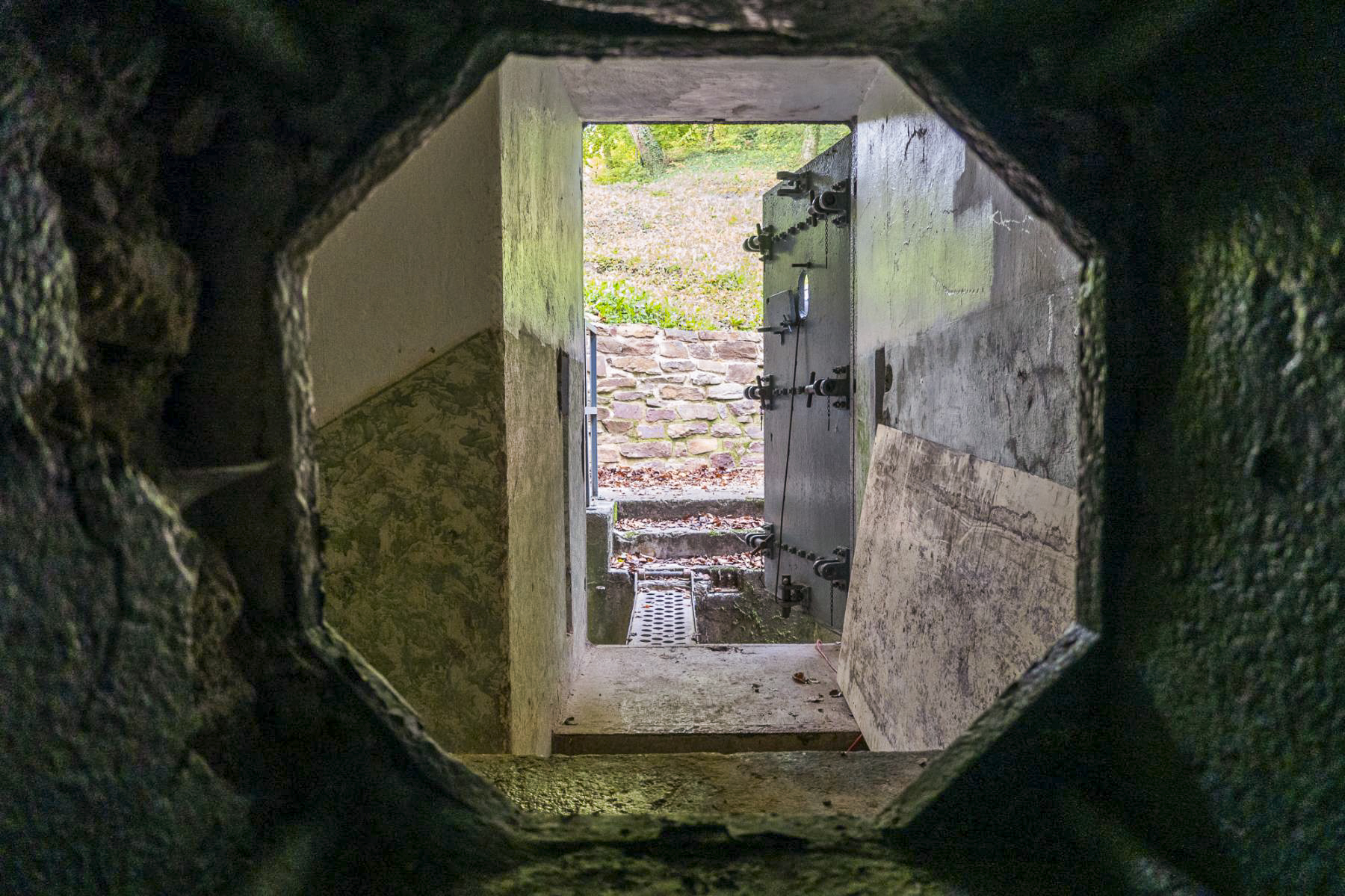 Ligne Maginot - CHENES BRULES - O4 - (Observatoire d'artillerie) - Couloir d'entrée vu du créneau FM intérieur