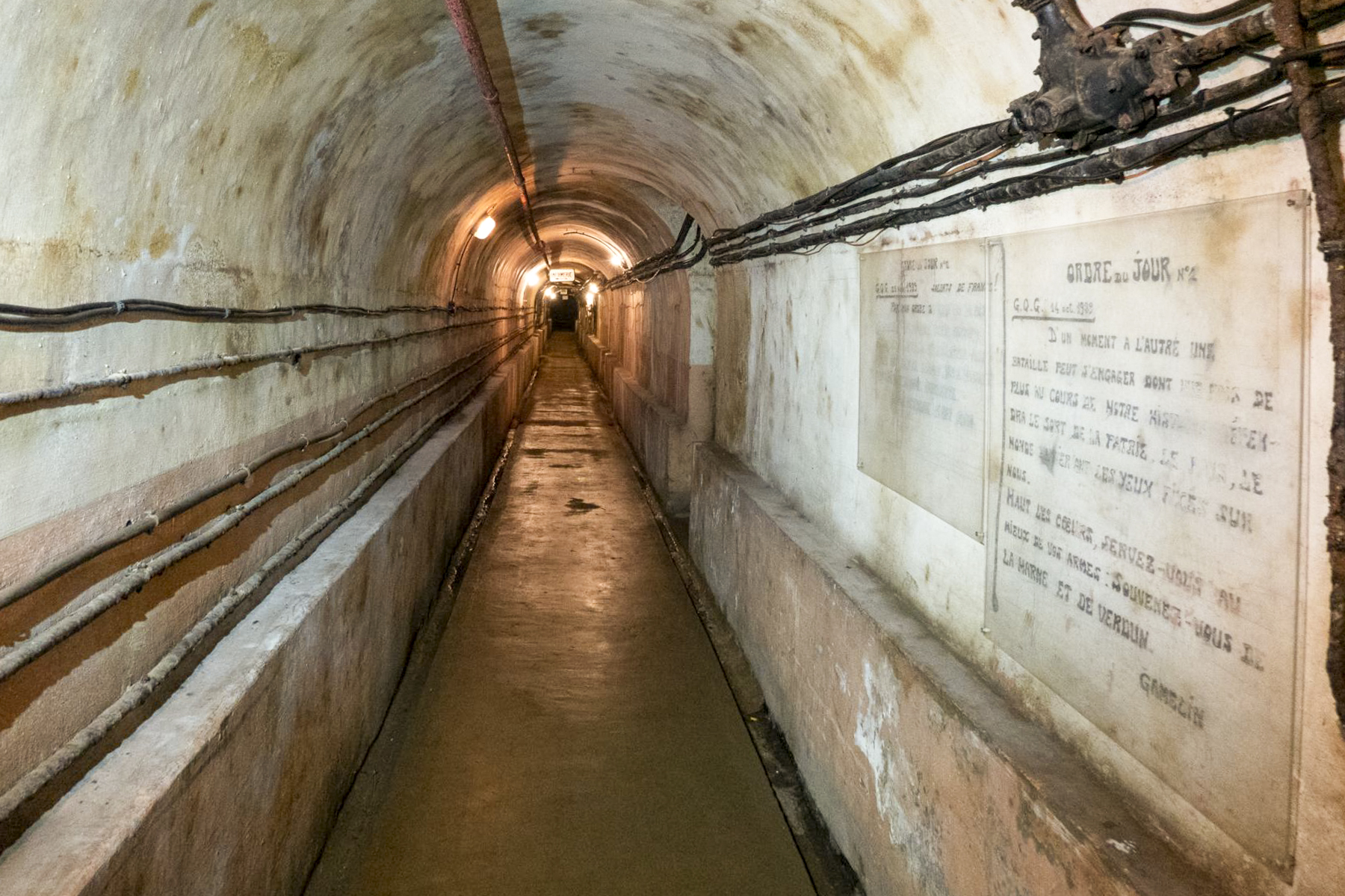 Ligne Maginot - BOUSSE - A24 - (Ouvrage d'infanterie) - Les ordres du jour n° 1 et 2 du général Gamelin sont inscrits dans la galerie principale de l'ouvrage