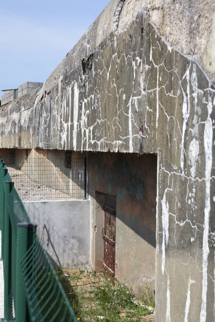 Ligne Maginot - ISING - X28 (QUARTIER FERANGE EBERSVILLER - I/164° RIF) - (Abri) - L'accès a l'abri reste possible par le coté droit. Il est par ailleurs régulièrement utilisé à des fins de stockage.