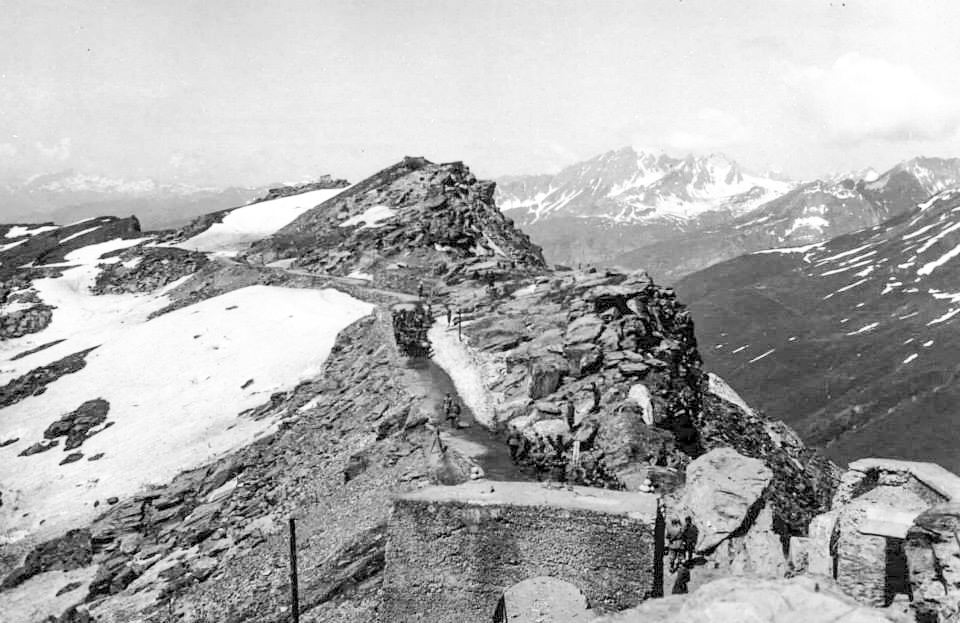 Ligne Maginot - REDOUTE RUINEE - (Ouvrage d'infanterie) - L'avant poste le 02 juillet 1940
La colonne française s'éloigne, libre.