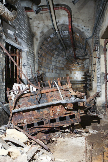 Ligne Maginot - AUMETZ - A7 - (Ouvrage d'infanterie) - L'usine électrique 
Vestige de moteur Renault 6 cylindres, gisant dans le couloir suite aux opération inachevées de démantèlement.