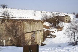 Ligne Maginot - PETERSBERG - X4 - (Abri actif) - Vue des deux blocs entrée.
Le bloc au premier plan est armé d'une cloche JM.