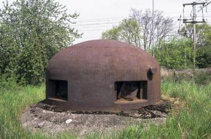 Ligne Maginot - HESTROFF - X29 - (Abri) - L'une des deux cloches GFM de l'abri.
On aperçoit à l'arrière plan les caténaires de la ligne de chemin de fer