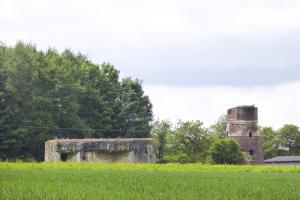 Ligne Maginot - MOULIN-RICHARD EST - (Blockhaus lourd type STG / STG-FCR - Simple) - Photo prise dans son environnement à proximité de la tour ruinée de la Ferme Richard.